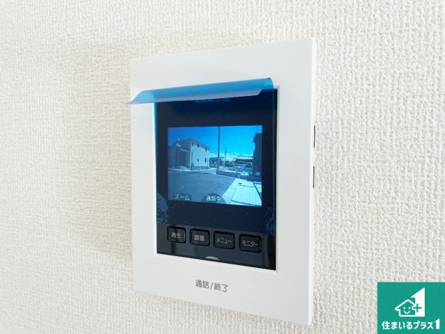 ●奈良市菅原町　第7期　新築一戸建ての防犯設備|カラーモニターインターホン！声だけでなく来訪者の姿や顔がモニターで確認できるので、小さなお子様がいらっしゃるご家庭でも安心できます！