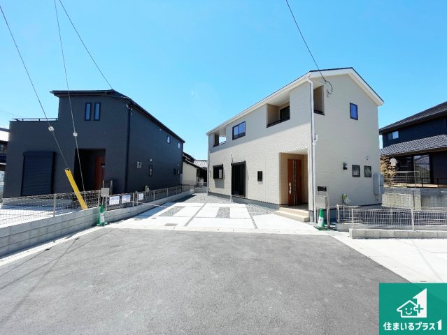 ●奈良市菅原町　第7期　新築一戸建ての前面道路含む現地写真|周辺は閑静な住宅街！前面道路広々で車の出し入れも便利です。駐車が苦手な方でも安心して車庫入れできます！