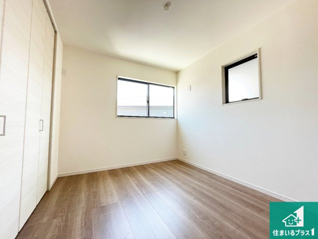 ●奈良市菅原町　第7期　新築一戸建ての洋室|シンプルな洋室は、自分好みのインテリアが楽しめます♪ご家族とインテリアや家具を選びに行くのは新築購入時の醍醐味の一つです。ぜひお楽しみください♪