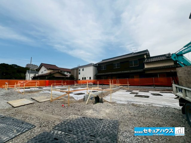 【同施工物件ご案内可】知多市八幡字荒古後　全3棟の内観：施工例|【LDKイメージ】
◆通学から帰宅し、リビングルームで会話を楽しむ子ども達。リビングから臨む景色は太陽色に染まり、解放感溢れゆったりとしたひと時を過ごすことが出来る素敵な空間です。