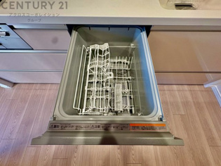 食器洗浄乾燥機は手洗いに比べて時間や労力を節約できます。また、高温のお湯で洗浄されるため、雑菌や細菌を殺菌する効果もあります。さらに、乾燥機能があるため、手で拭く手間も省け衛生的に保管できます。