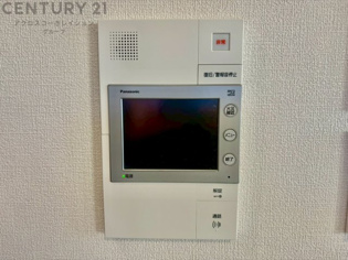 訪問者が来たときにテレビ画面で確認できるため、安心してドアを開けられます。録画機能があるものもあり、留守中に来訪者を記録しておくことができます。利便性が高く、セキュリティ面でも安心です。