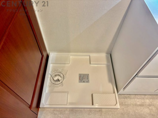 洗濯物の仕分け作業がしやすく、整理整頓が容易になります。洗濯音や湿気を他の部屋に持ち込まず、生活環境を快適に保ちます。上部を活用すれば収納スペースを確保でき洗剤や洗濯用品の整理もしやすくなります。