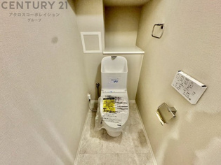 温水洗浄便座付トイレは温水洗浄機能により、暖かい水でおしりを洗浄することができ、冷たい水を使う従来の便座に比べ、温水洗浄機能で暖かいトイレを提供し、快適な使用を可能にします。