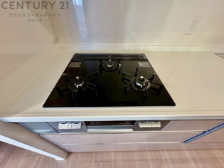 多数の調理器具を同時に使用でき、料理の効率化が可能。省エネで節約になり、様々な料理スタイルに適応できます。また、火力調整が独立しており、手入れや掃除もしやすく、今よりもっとお料理が楽しくなるかも。