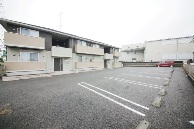 クラウン旭町の駐車場