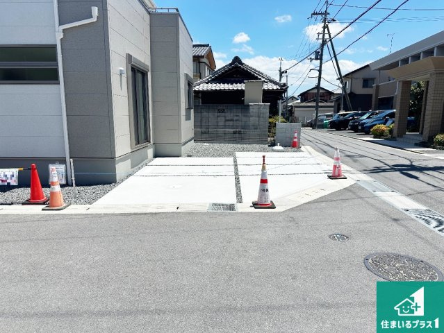 ●奈良市菅原町　第7期　新築一戸建ての駐車場|並列2台駐車可能！ゆとりの駐車スペースで車庫入れもスムーズ！