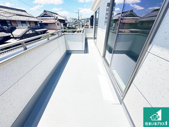 ●奈良市菅原町　第7期　新築一戸建てのバルコニー|ワイドバルコニーは洗濯物を干すスペースが広いのでご家族が多くても安心！