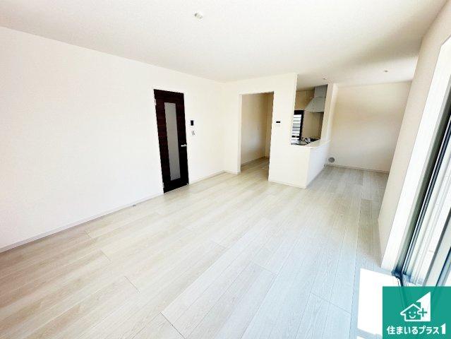 ●奈良市菅原町　第7期　新築一戸建ての居間・リビング|シンプルなリビングは、観葉植物等のインテリアを楽しめますね！パパ好みにも、ママ好みにも家具次第で雰囲気を変えることができます！
