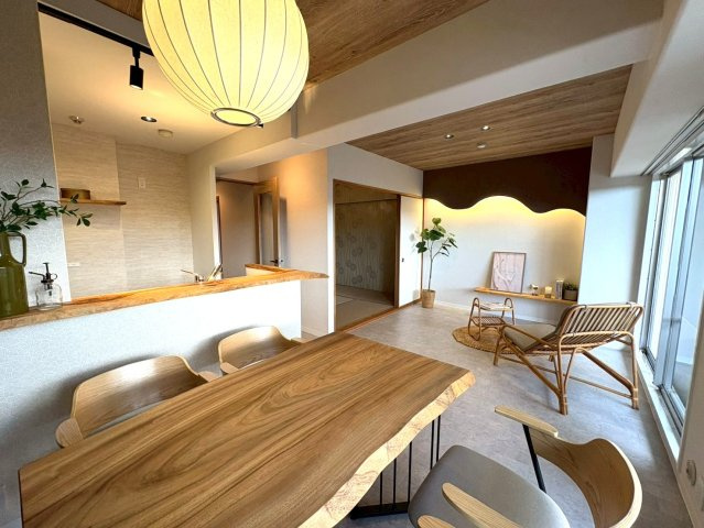 天然木フルリノベーション済み◆陽当たり良好３ＬＤＫ◆分譲駐車場付き◆ディオ・フェルティ大津瀬田の居間・リビング|リビング