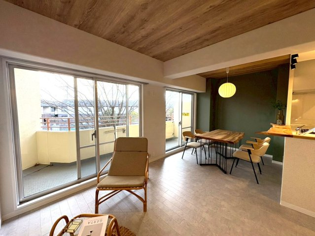 天然木フルリノベーション済み◆陽当たり良好３ＬＤＫ◆分譲駐車場付き◆ディオ・フェルティ大津瀬田の居間・リビング|リビング