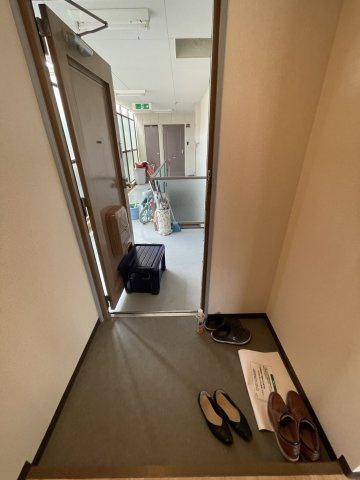 ハイツインブリッジの玄関|同建物反転タイプの室内写真です