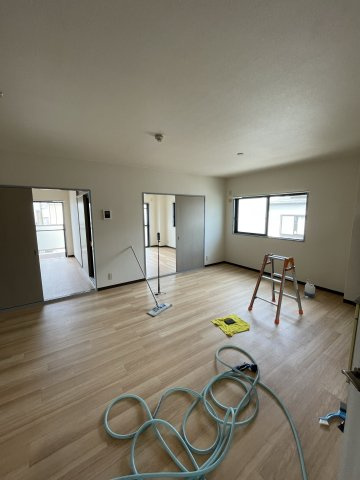 ハイツインブリッジの居間・リビング|同建物反転タイプの室内写真です