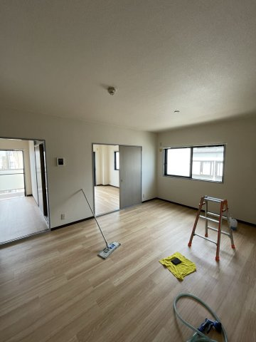 ハイツインブリッジの居間・リビング|同建物反転タイプの室内写真です