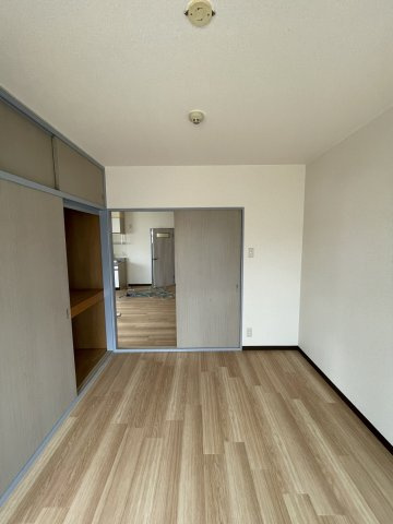 ハイツインブリッジの洋室|同建物反転タイプの室内写真です