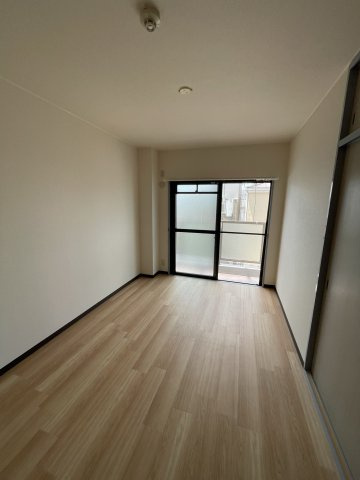 ハイツインブリッジの居間・リビング|同建物反転タイプの室内写真です