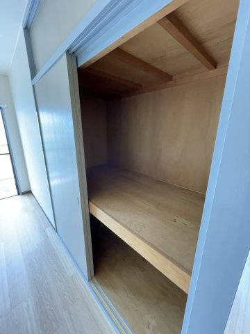 ハイツインブリッジの収納|同建物反転タイプの室内写真です