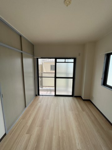 ハイツインブリッジの居間・リビング|同建物反転タイプの室内写真です