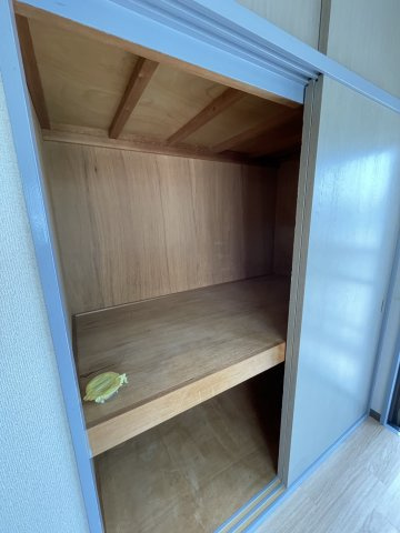 ハイツインブリッジの収納|同建物反転タイプの室内写真です