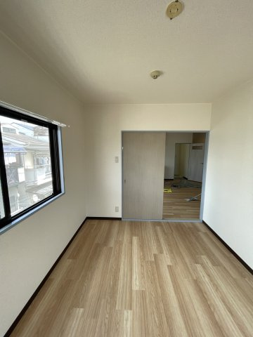 ハイツインブリッジの居間・リビング|同建物反転タイプの室内写真です