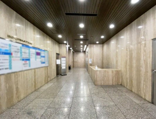 三栄ビルのエントランス