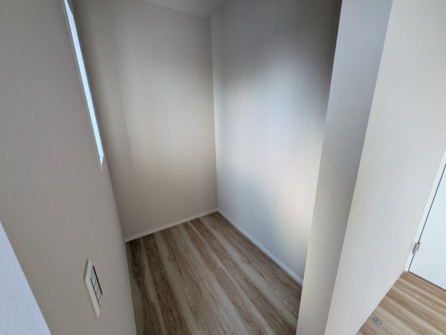 牛久市南　16期　新築戸建の収納|大容量のウォークインクローゼット。衣類はもちろん、スーツケースや季節の家電もまとめて収納でき、居室空間をすっきりと保ちます。
