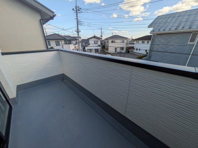 牛久市南　16期　新築戸建のバルコニー|洗濯物も布団もまとめて干せるワイド設計。
広々としたワイドバルコニーで、家事の効率が上がり、日々の暮らしが快適になります。