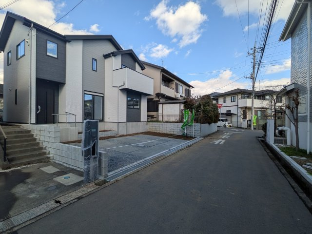 牛久市南　16期　新築戸建の前面道路含む現地写真|現地完成済で建物や駐車場、お庭も全てご覧いただけます。
陽当たりや敷地の広さをご確認できます！
本日のご見学も可能です♪
お気軽にお電話またはお問い合わせください。