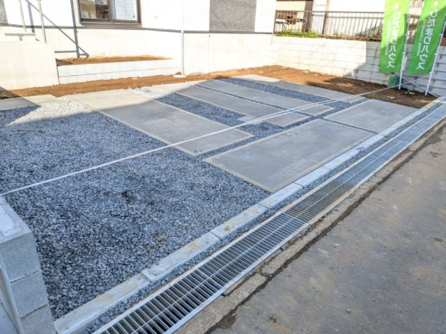 牛久市南　16期　新築戸建の駐車場|駐車は3台可能です♪