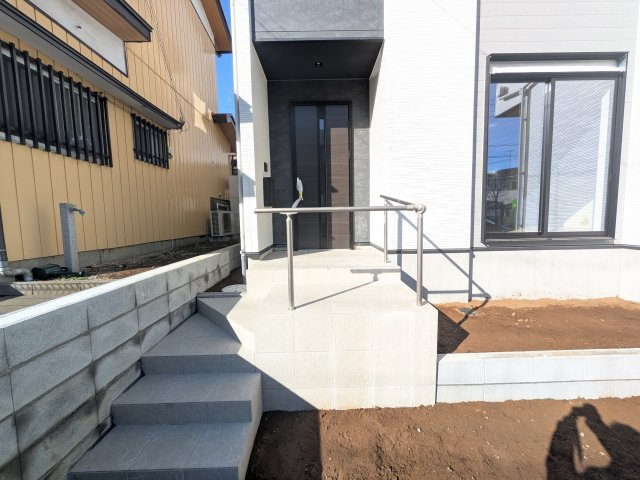 牛久市南　16期　新築戸建の玄関|お洒落な玄関ドアと洗練された外壁デザイン。家の顔にふさわしい上質な佇まいで、ご家族やお客様を迎えます。