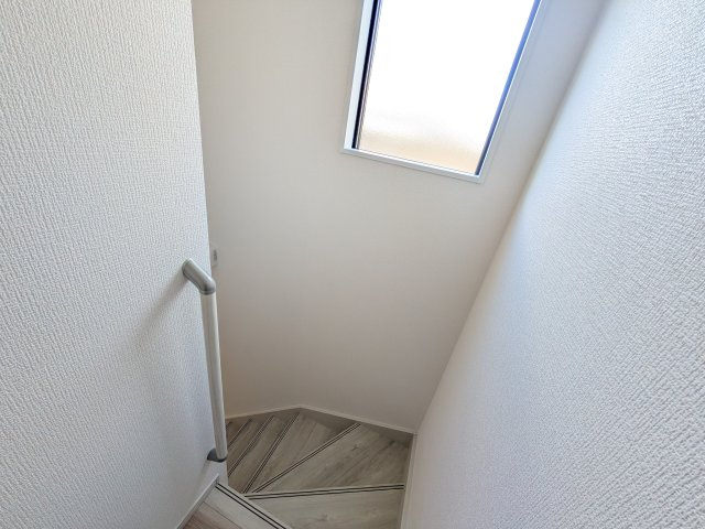 牛久市南　16期　新築戸建の内装|窓付きで明るい階段は、手すり付きでお子様からご年配の方まで安心して上り下りができます♪