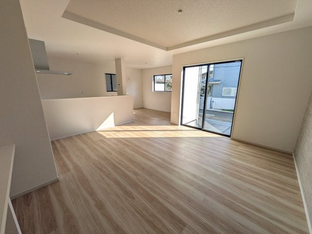 牛久市南　16期　新築戸建の居間・リビング|家族の会話が自然と弾む、広々としたゆとりのLDK。南向きの窓からたっぷりの光が射し込む明るく快適な空間です。