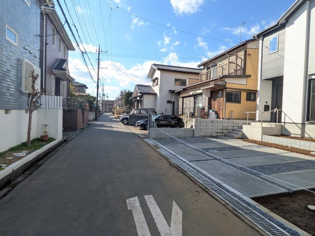 牛久市南　16期　新築戸建の前面道路含む現地写真