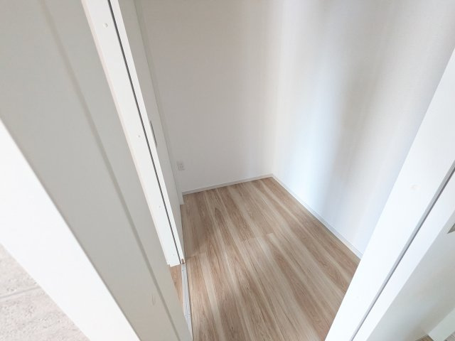牛久市南　16期　新築戸建の洋室|リビングと繋がる多目的スペース。引き戸を開ければ広々LDK、閉じれば客間や書斎、お子様の遊び場に早変わりします。日当たりも良好です♪