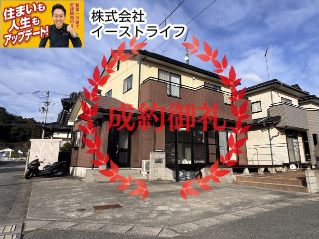 【中古物件】(商談中）いわき市小名浜野田の前面道路含む現地写真|舗装された駐車場、ウッドデッキ・お庭がついた物件です。内覧等のご希望がありましたらお気軽にご連絡ください（担当：梶田）