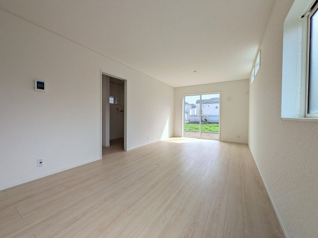 八王子市　上壱分方町　新築一戸建て　３４期の居間・リビング|～16.6帖の明るいLDKで、家族団欒の時間をお過ごしいただけます～