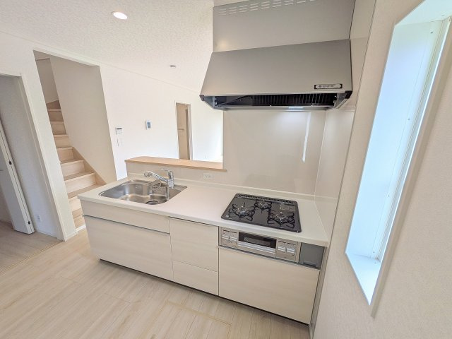 八王子市　上壱分方町　新築一戸建て　３４期のキッチン|～３口コンロと広い調理台でお料理が捗ります～