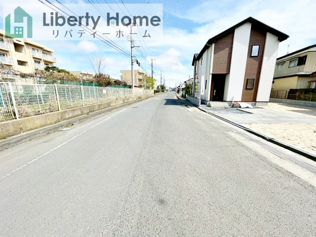 水戸市平須町14期　新築戸建　1号棟の前面道路含む現地写真