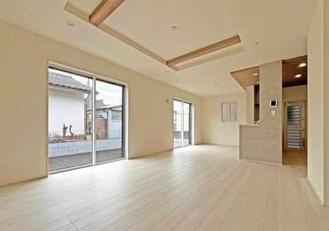 【新築】鶴ヶ島市羽折町新築住宅 全４棟 １号棟の居間・リビング|窓も大きく採光採風しっかり取れています
