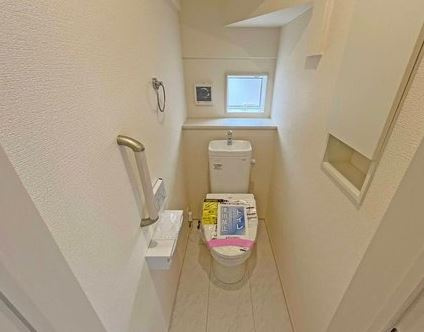 【新築】鶴ヶ島市羽折町新築住宅 全４棟 １号棟のトイレ|シンプルなトイレスペース