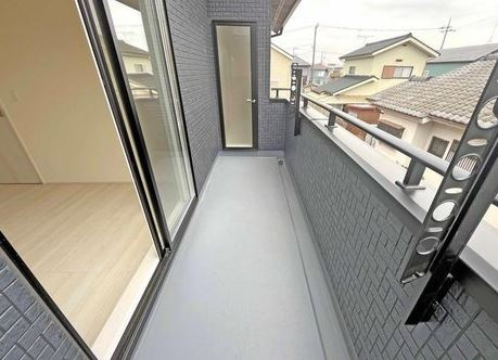 【新築】鶴ヶ島市羽折町新築住宅 全４棟 １号棟のバルコニー|陽当り良好なワイドバルコニー