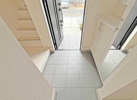 【新築】鶴ヶ島市羽折町新築住宅 全４棟 １号棟の玄関|明るい玄関ホールです
