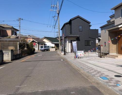 【新築】鶴ヶ島市羽折町新築住宅 全４棟 2号棟の前面道路含む現地写真|前面道路含む現地写真です