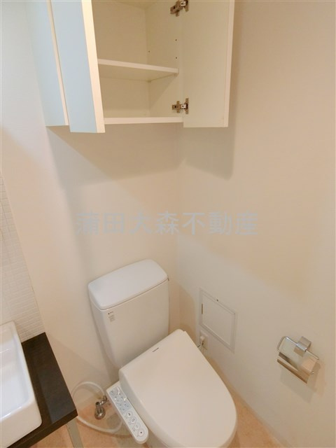 FORTISフォルティス大森のトイレ|上部吊戸棚収納と温水暖房便座付きのトイレ