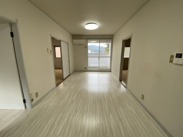 エレガンス山口の洋室|ゆったりとした居間です