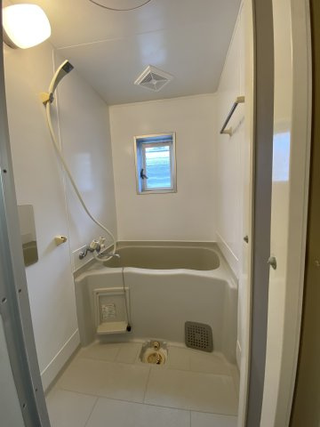 エレガンス山口の浴室|窓のあるゆったり過ごせるお風呂です