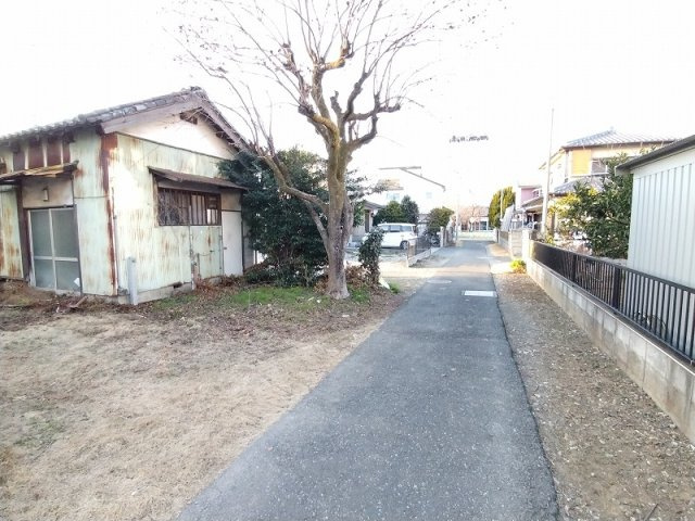 鴻巣市人形４丁目　売地の前面道路含む現地写真|前面道路。近隣は自主後退済みで約4ｍ幅を確保できています。