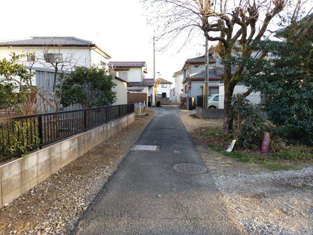 鴻巣市人形４丁目　売地の前面道路含む現地写真