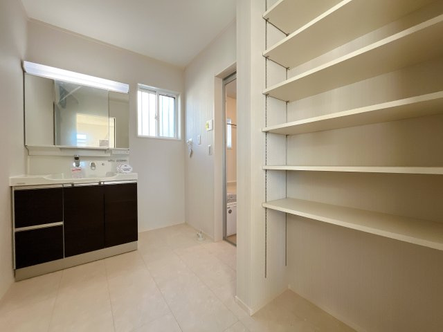 熊谷市新堀新田 新築戸建　全２棟の独立洗面台|広々洗面室に可動棚つき収納完備！