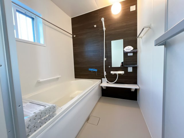熊谷市新堀新田 新築戸建　全２棟の浴室|ゆったり寛げる1坪タイプのシステムバス。足を伸ばしてゆっくりとくつろげます。お子様と一緒に入ってもゆとりがありますね♪便利な浴室乾燥機付き！